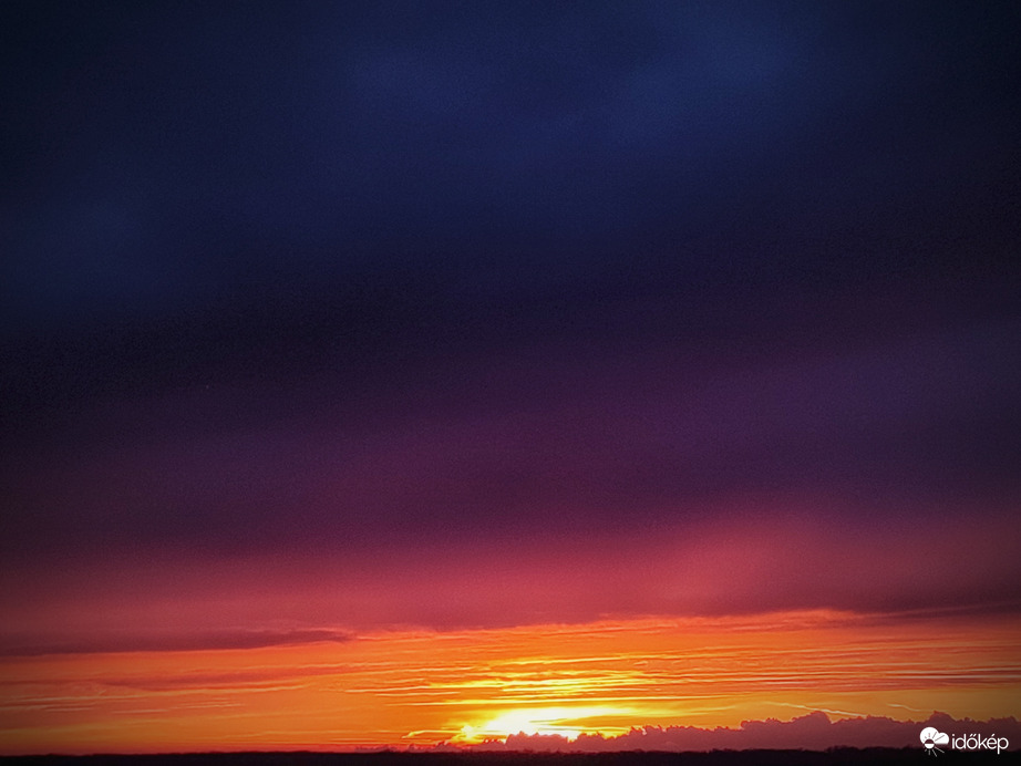 Gomolyszőnyegen tért nyugovóra a Nap
