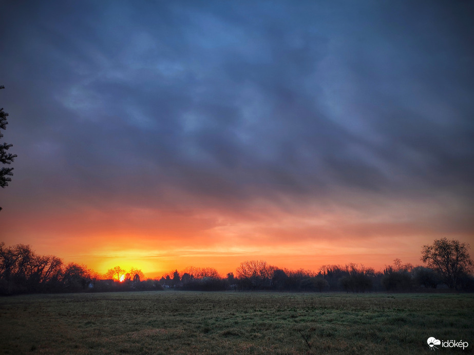 ...Aztán pedig elbújik a felhők mögé