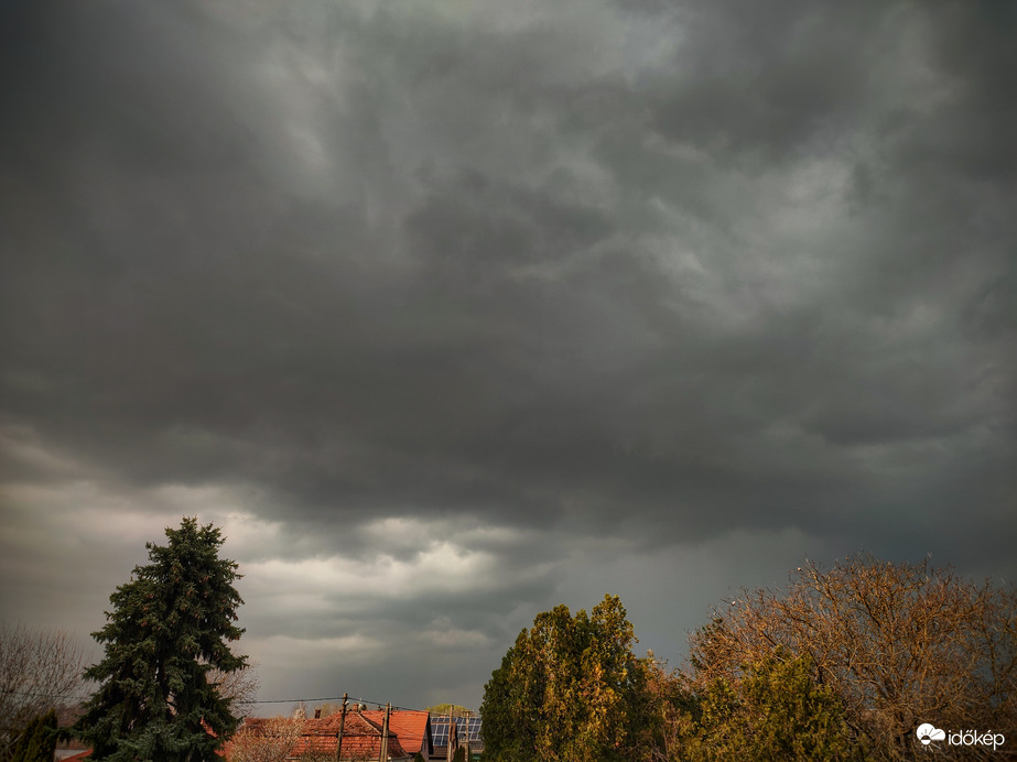Szezonnyitó mellettünk elhúzó zápor