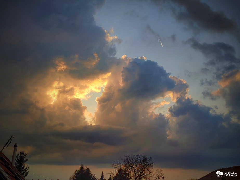 Márciusi naplementi gomolyvarázs