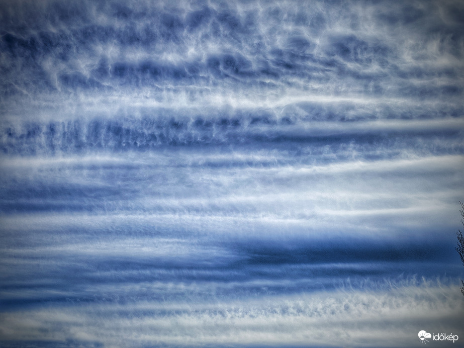 Sávokba rendezett felhővarázs