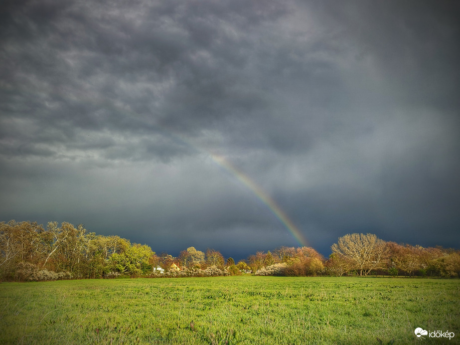 Látványos kontrasztokkal és szivárvánnyal búcsúzott a zápor
