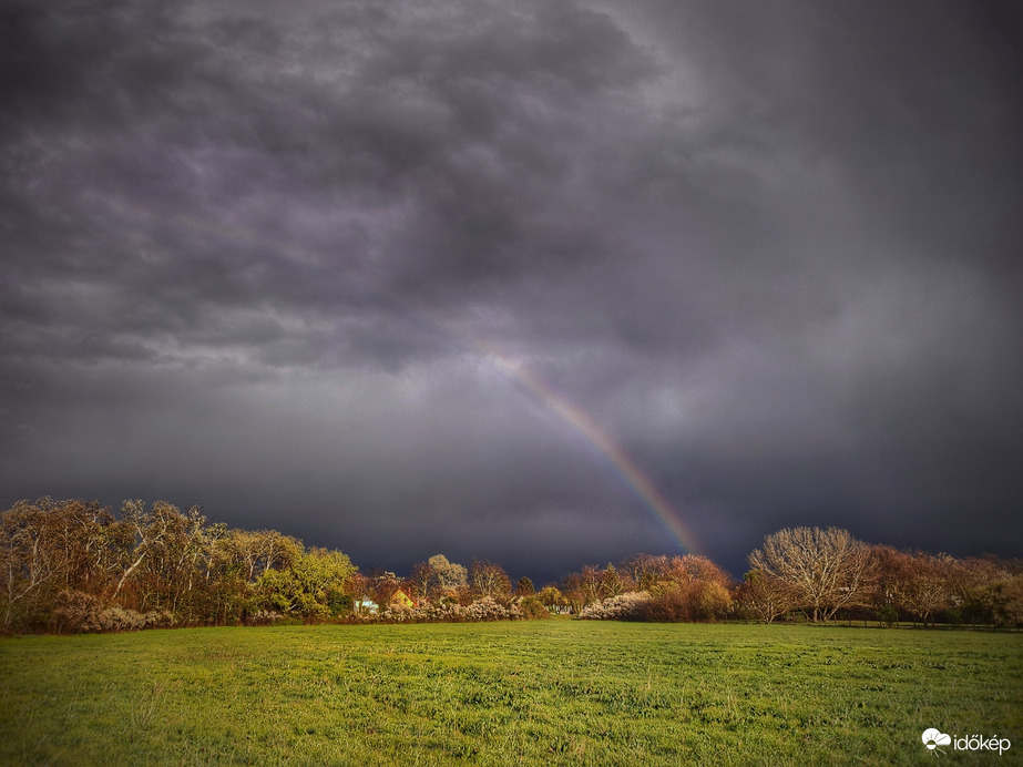 Szivárványosan búcsúzott a zápor