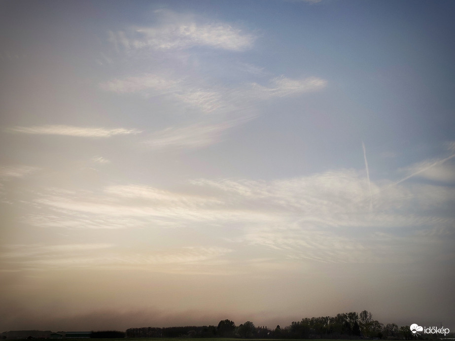 Poros felhővarázs a "takarítófront" előtt
