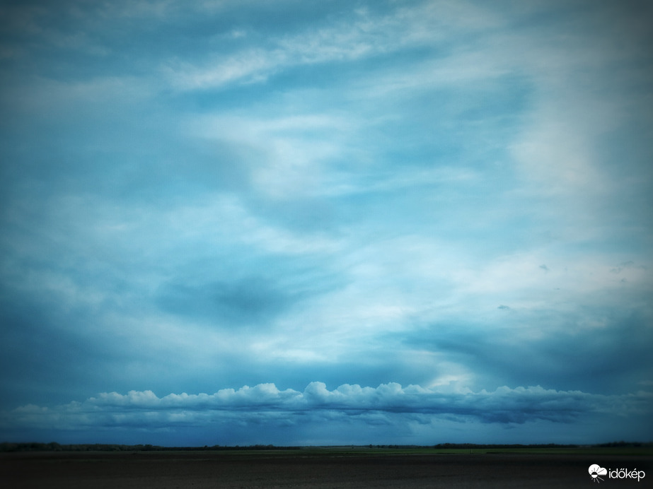 Gomolyogás az esti kékben