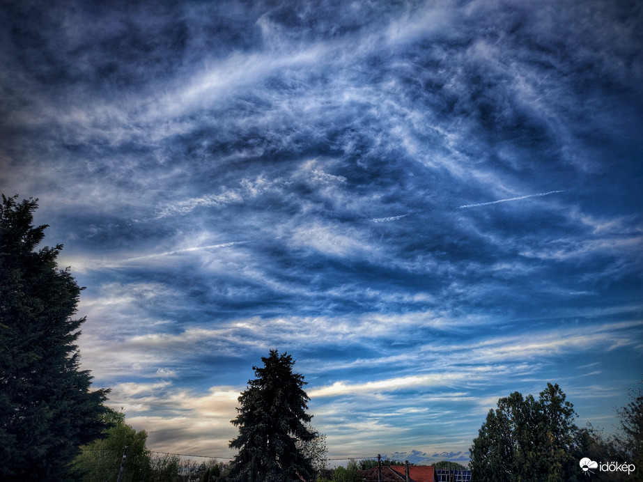 A súroló front felvonuló felhőzete