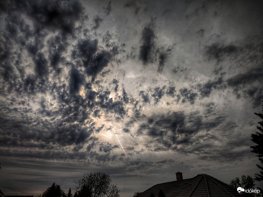 Fortyogás a szürke naplementében 