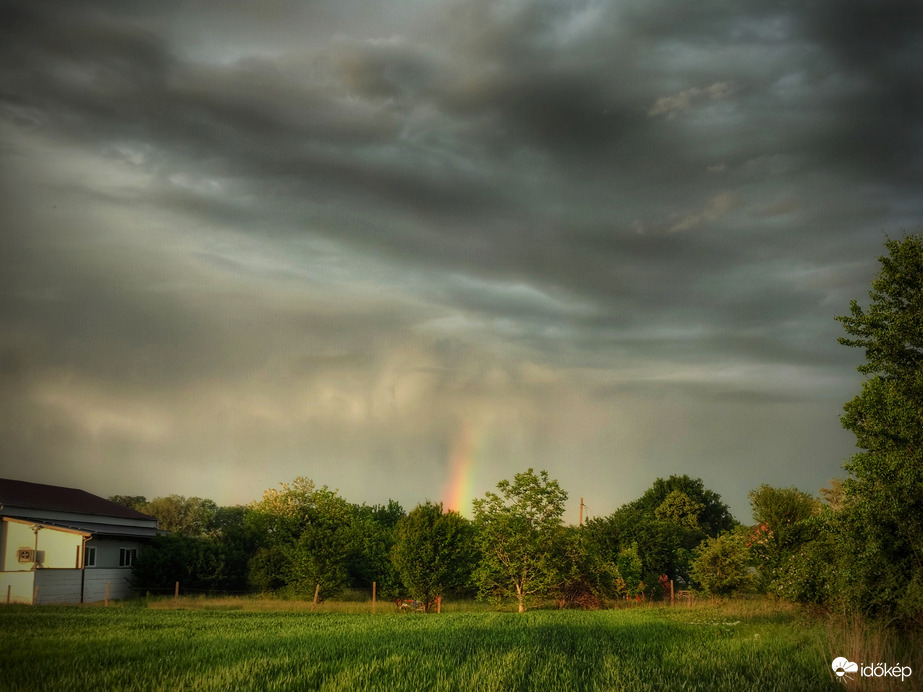"Távoli" szivárvány a naplementekor