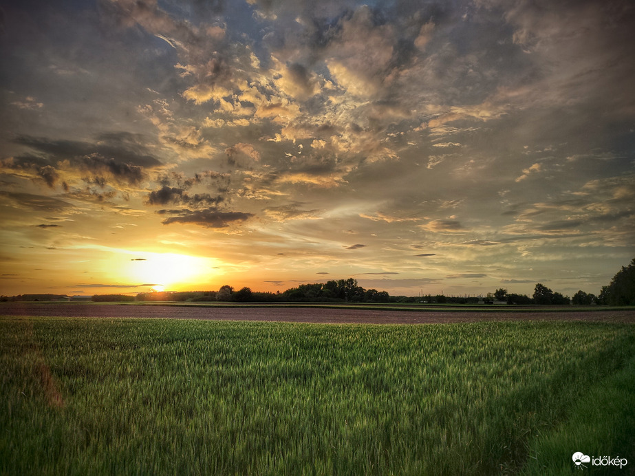 Mozgalmas naplemente a határon
