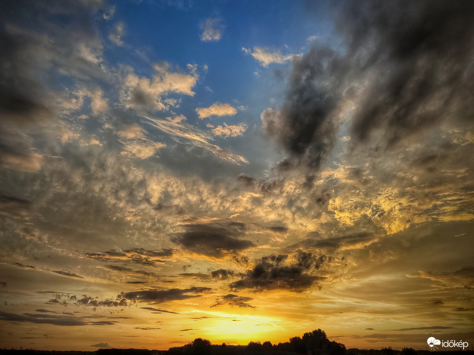 Mozgalmas égbolt naplemente előtti percekben