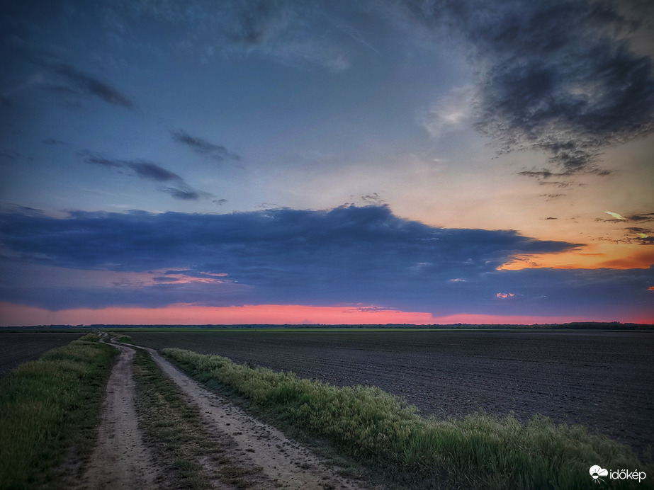 Nemrég még aktív zivatarok maradvány felhőzete