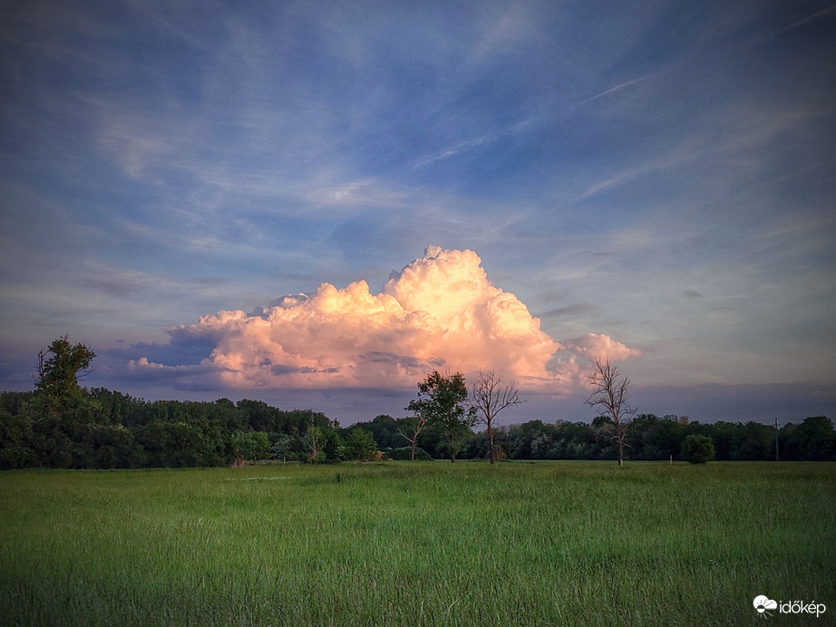 Ragyogó gomolytorony a naplementében