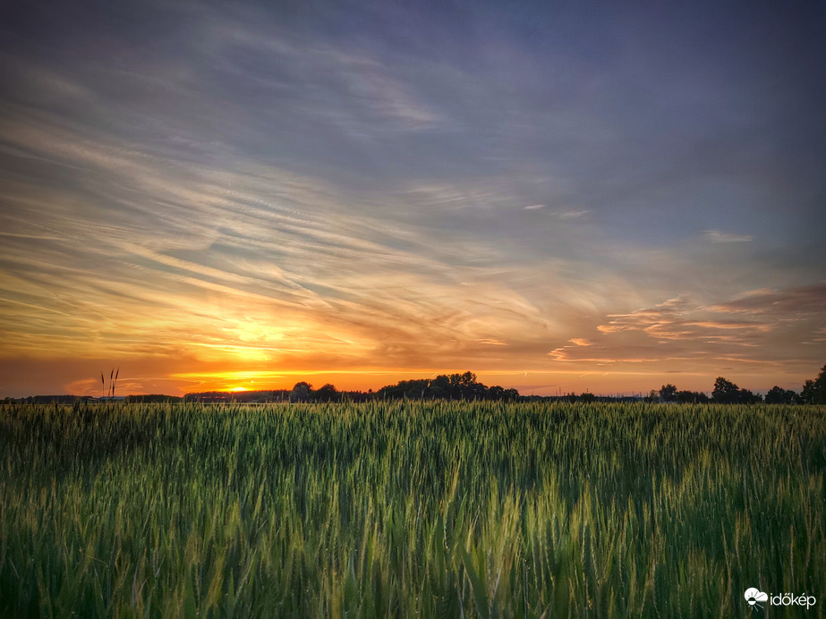 Május eleji határ naplemente idején
