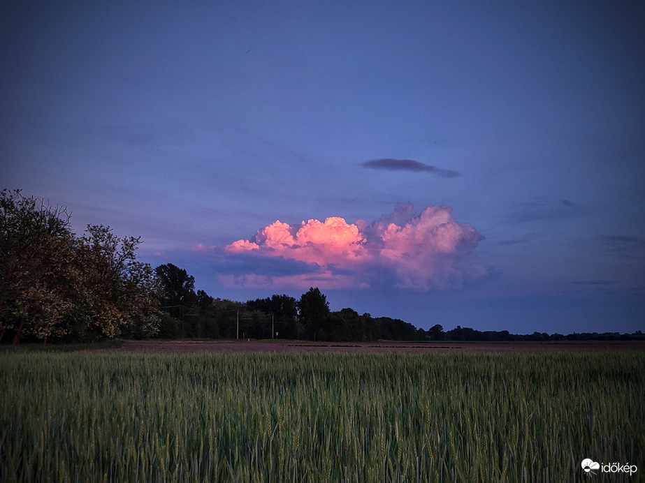 Roskadozó gomolyfelhő az alkonyat színeiben