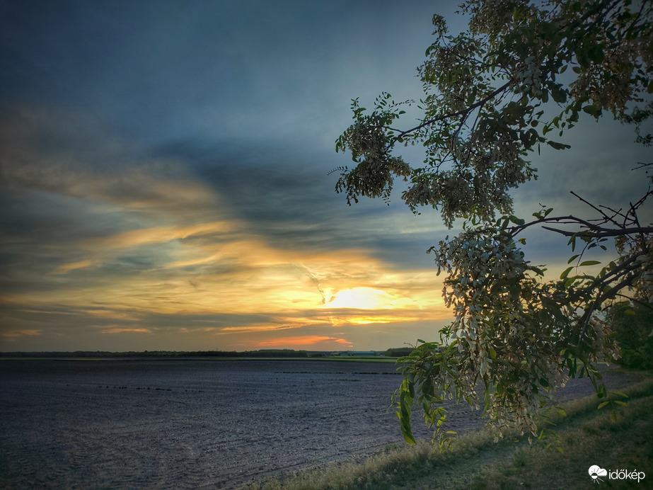 Napsütés és sötétség harca naplementekor