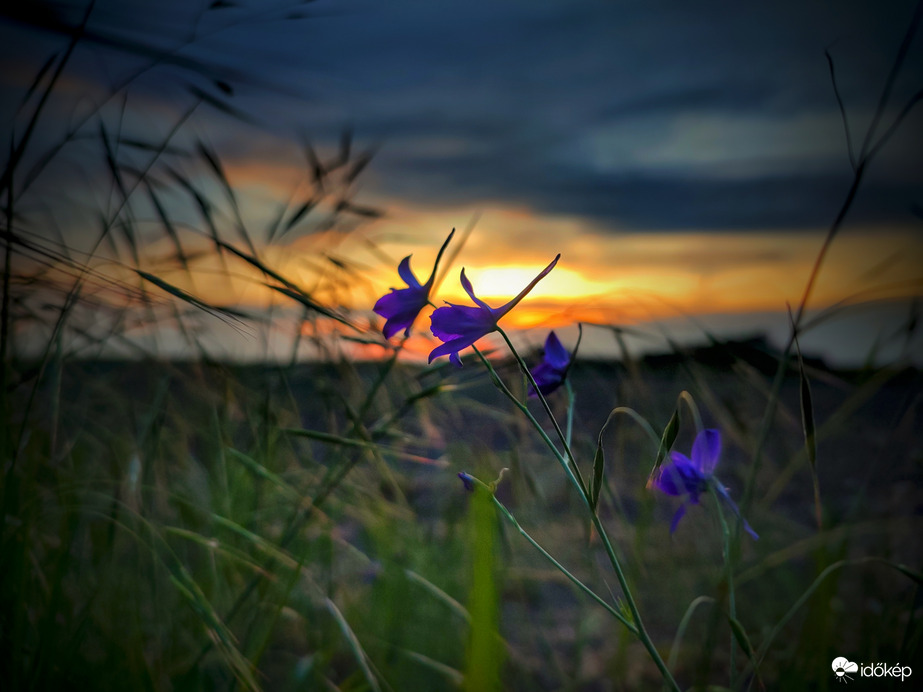 Erősen felhős naplemente hangulata