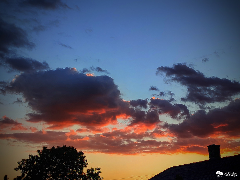 Fortyogás a lenyugvó nap színeiben