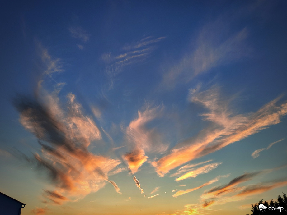 Alkonyatban szárnyaló fátylak