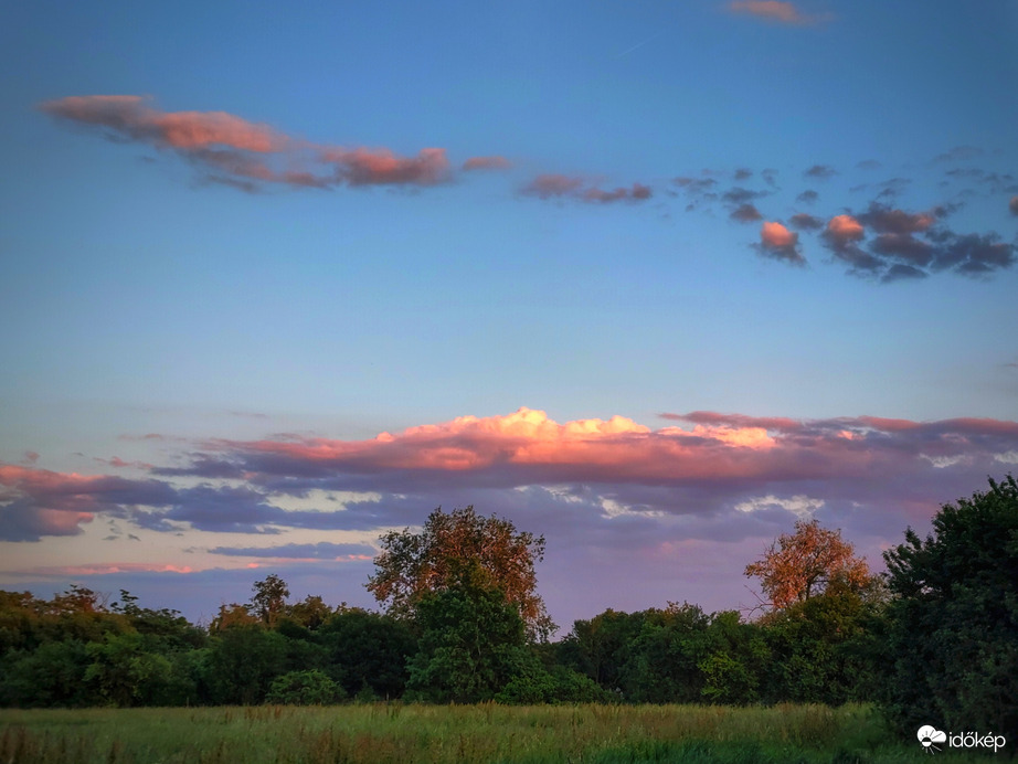 Kellemes látványt adó naplementi gomolyok