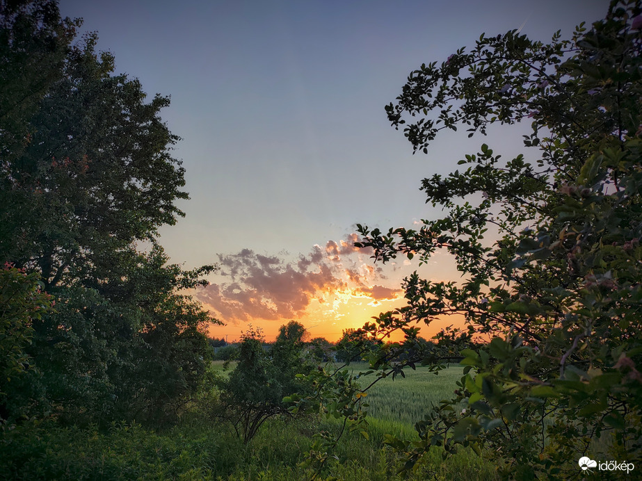 Gyengén felhős nyugodt napbúcsú