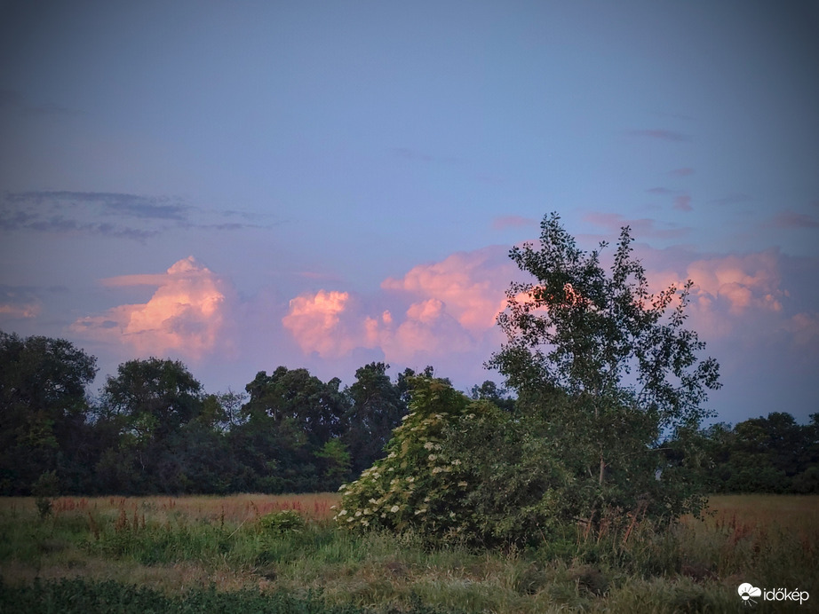 Zivatarok berobbanása naplemente idején