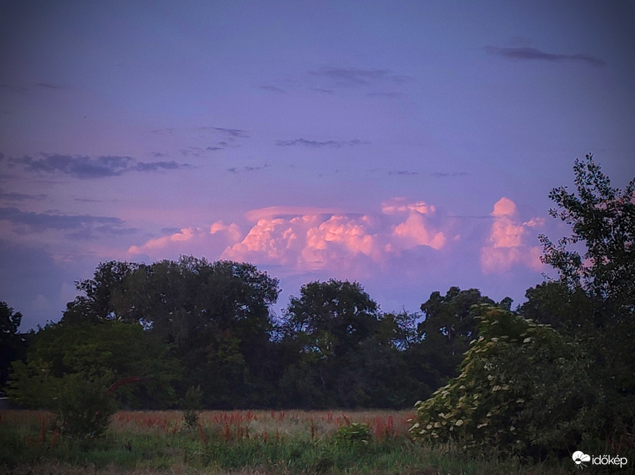 Berobbanó légkör naplemente pillanatában