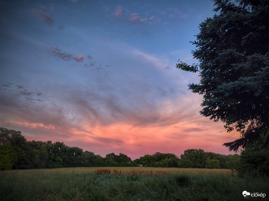 Naplementi felhővarázs a keleti zivatarok üllőin