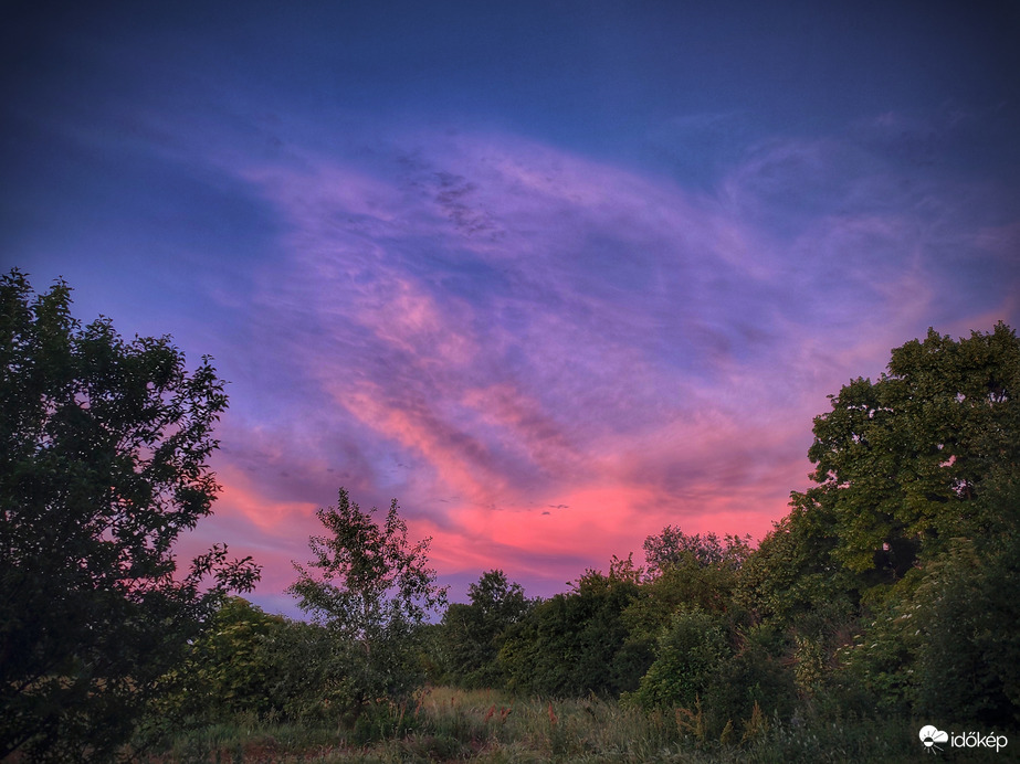 Pazar alkonyati égbolt keleti irányban