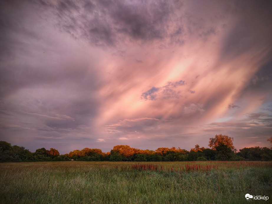 Zivatar üllője naplemente előtt