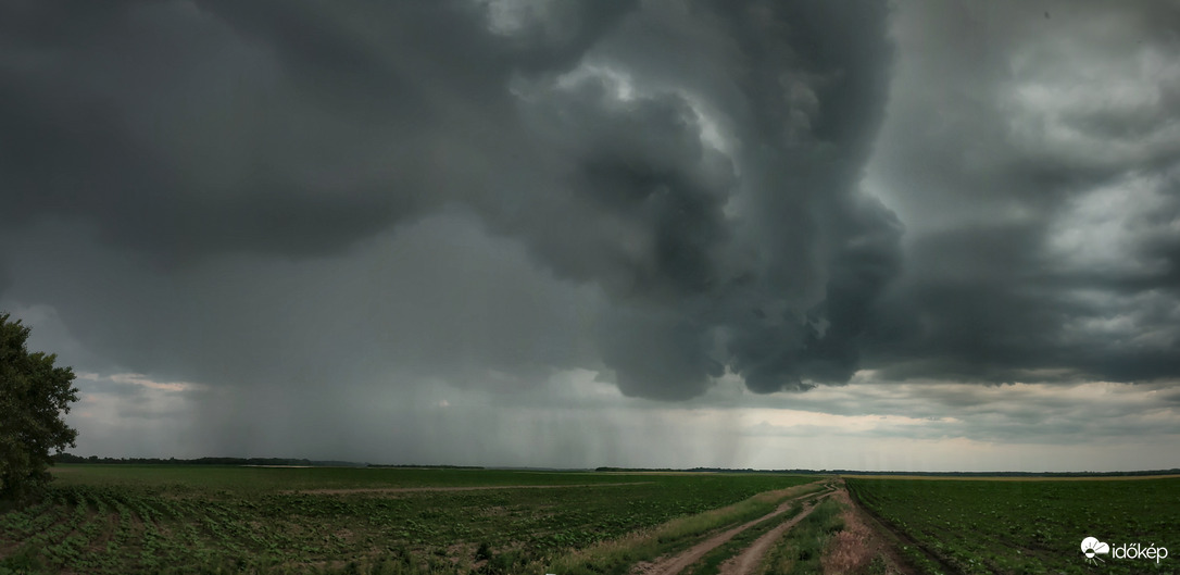 Pöpec zivatar kerekedett estére
