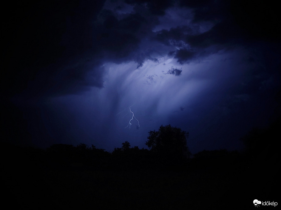 Zivatar záró villámlás