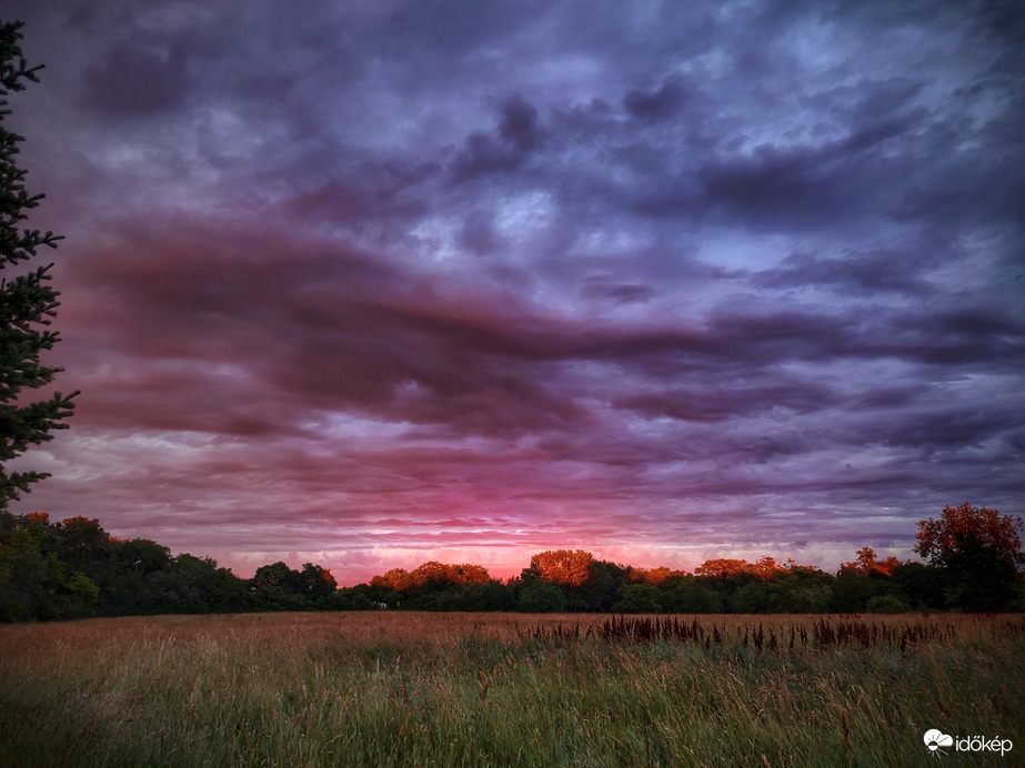 Komor felhők a naplemente festésében