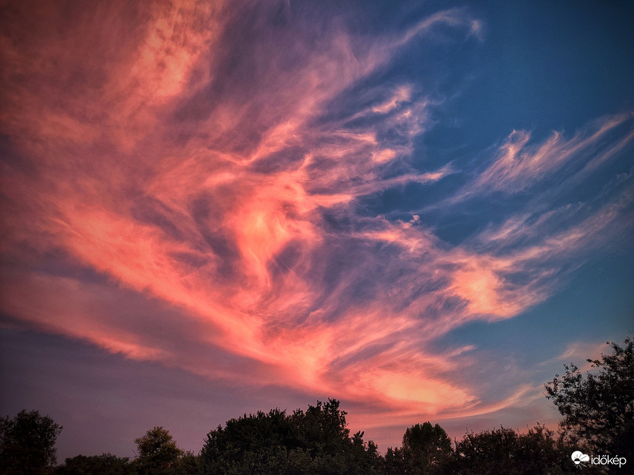 Fellobbant alkonyati égbolt