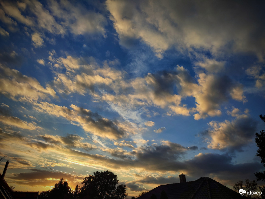 Színekben és látványban gazdag naplemente