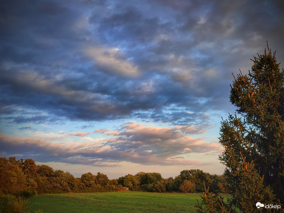 Szeleburdi naplementi felhővarázs