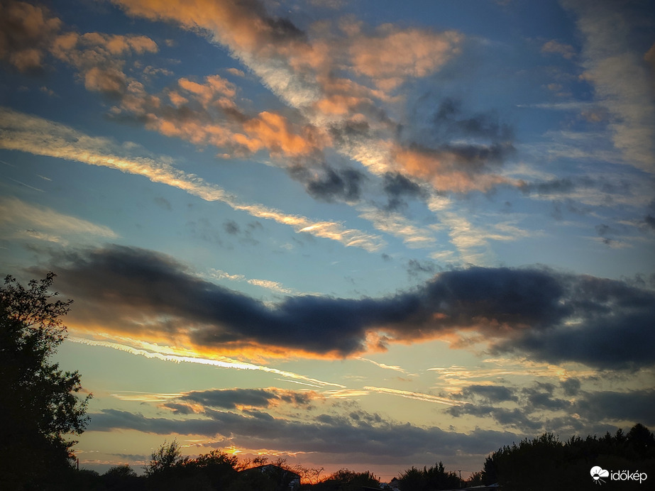 Felhők színes tánca naplemente idején