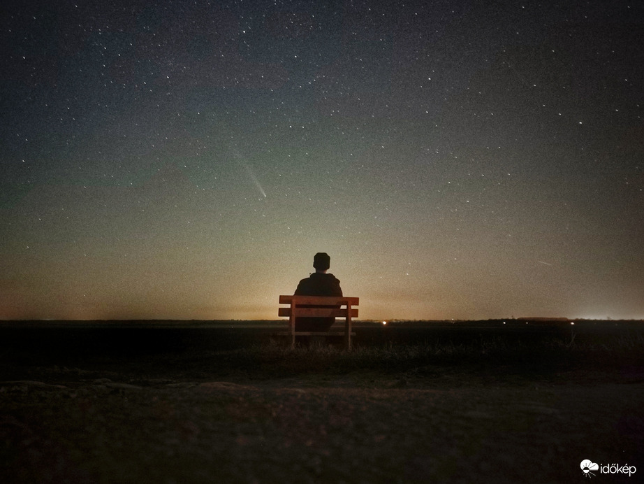 Csillagos ég alatt megpihenve a távolodó égi vándorunkat szemlélve