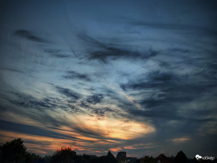 Frontfelhős komorabb naplemente
