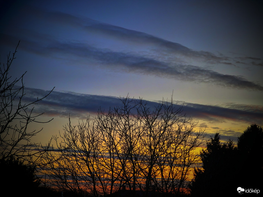 Felhő pálcikák érkeztek alkonyatra