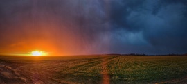 Hózápor naplementi érkezése panorámába foglalva