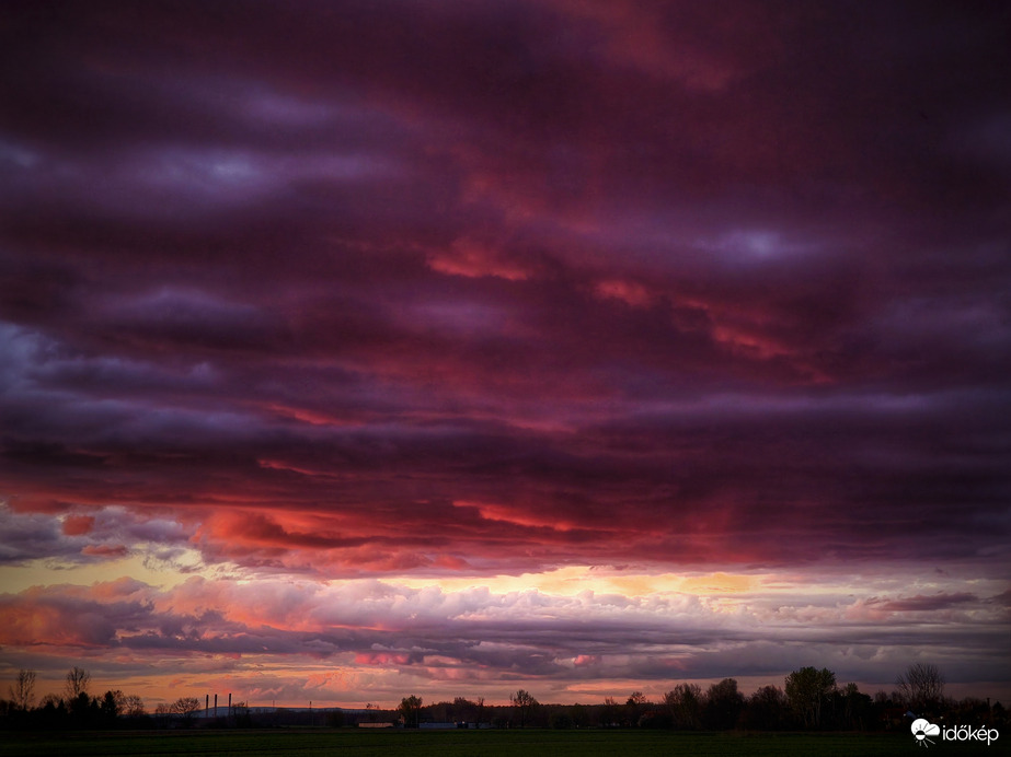 Gyenge zápor alá besütő búcsú napfény