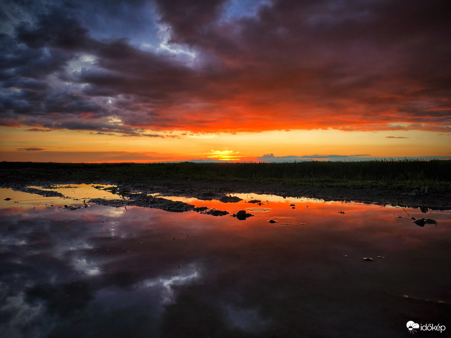 Márciust záró csepergős naplemente
