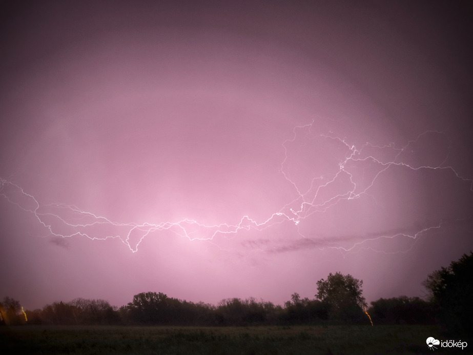 Akár a pók, úgy szőtte be az éjszakai eget