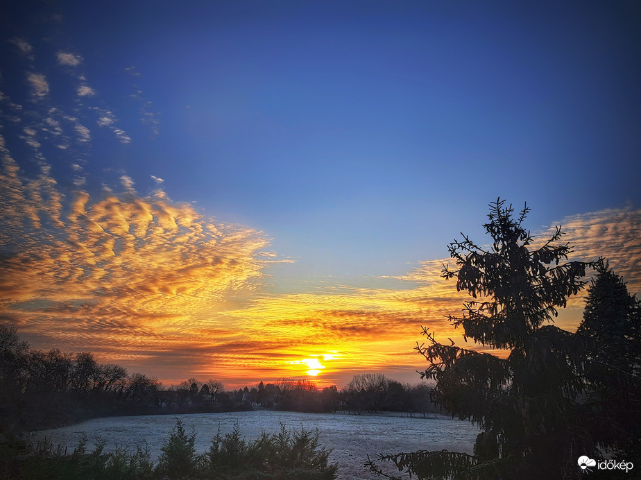 Deres rét, aranyozott napkelte