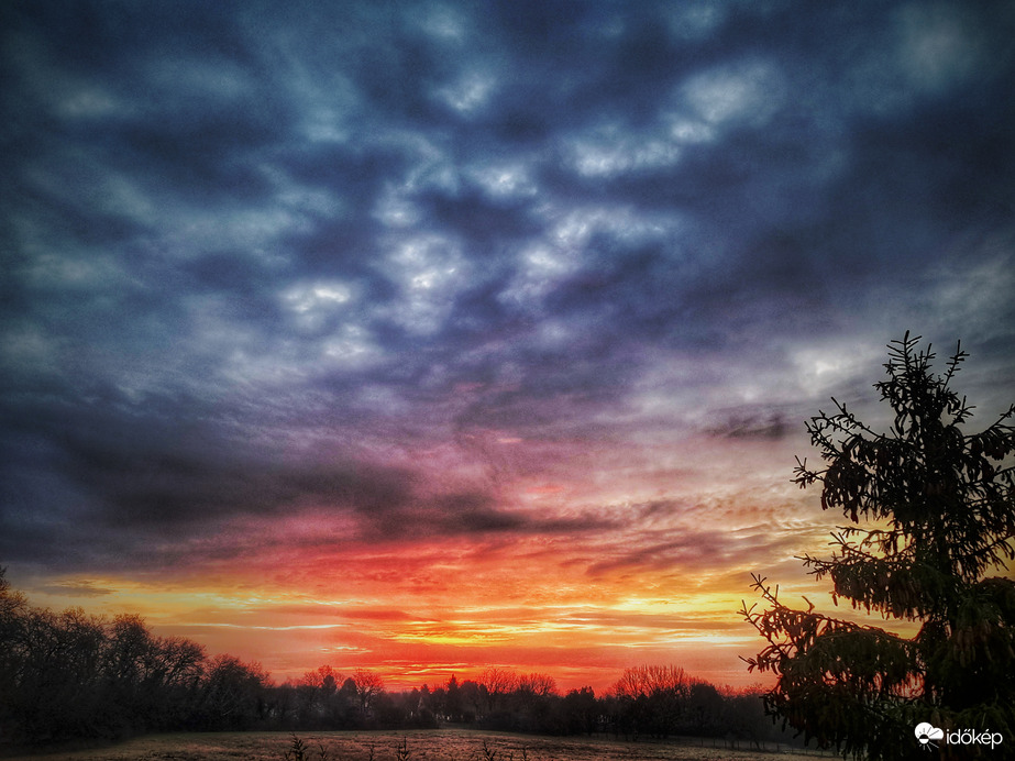 Felvonuló melegfronti felhőzet