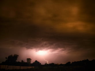 Villámfényes éjszaka kezdetén