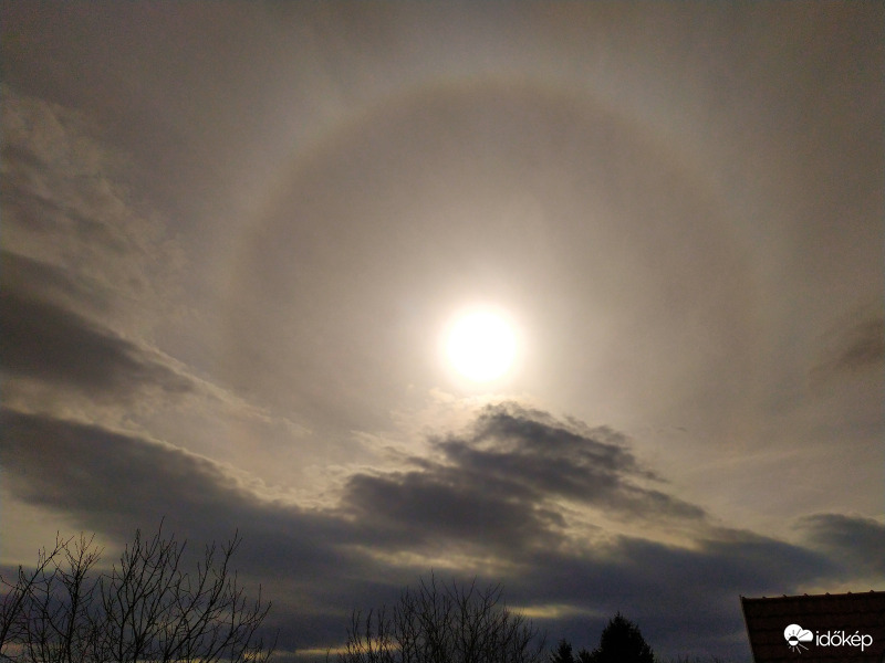 Hamarosan eltűnik az alacsonyabb felhők mögé