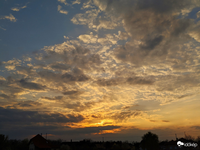 Párnafelhőkkel megy le