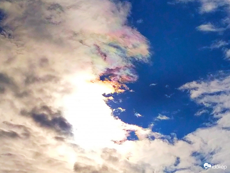 Reggeli irizáló felhő