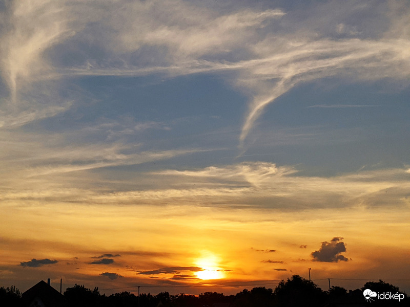 Szolidan felhős naplemente